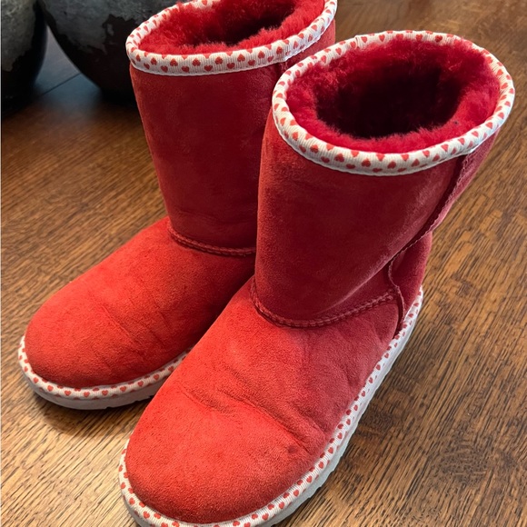 UGG CLASSIC SHORT HEARTS RED SHEARLING LINED BOOTS US 3 - Picture 4 of 6